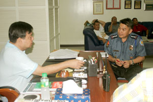 Newly-installed City Director of Iloilo City Police Office Senior Supt. Melvin Mongcal gets his first directives from City Mayor Jerry Treñas during a courtesy call yesterday.