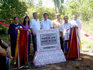 From left, Gregoria Tubar-Baterna, Maritess Munieza-Baterna, Quirino Roni T. Baterna, San Lorenzo Mayor Jimmy Gajo, GSC president Dr. Sofronio Dignomo, Vice Mayor Galpo and Rev. Fr. Manuel Gonzales.