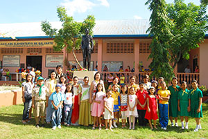 Members of the Mejica family with the faculty and students of Baluarte Elementary School.