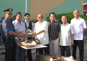 Mayor Jerry P. Treñas and city police director Melvin Moncal receive the 16 units of handsets and 2 base donated by the Filipino-Chinese Chamber of Commerce Panay