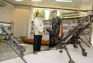 Defense Undersecretary Ariston V. de los Reyes and Col. Gerardo Layug, commander of the Army’s 301st Brigade.