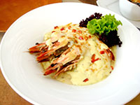 Gratinated Prawns with Bernaise Sauce.