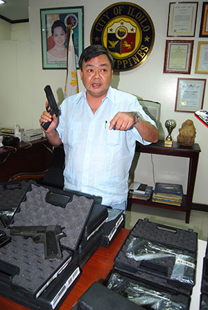 Iloilo City Mayor Jerry Treñas presents to the media the nineteen brand new Armscor .45 caliber pistols.