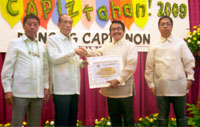 Pido Yap receives the award of CACAG.
