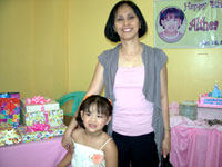 Althea Grace insists to have a picture with Mom Del.