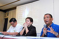 From left: Department of Health regional director Dr. Ariel Valencia, Philippine Information Agency Visayas head Atty. Janet Mesa and Department of Agriculture regional director Larry Nacionales interact with members of the media during a press briefing on H1N1 virus at Amigo Hotel yesterday.