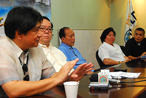 Dr. Prim Parcon (extreme left), chief of the Iloilo Provincial Hospital, updates the media about the status of Iloilo Rehabilitation Center (IRC) prisoners who were rushed to the hospital Wednesday.