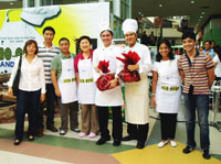 Jim Bobis and Benedict Benedicto, 1st place winners with the judges and Robinsons Place Iloilo officers.