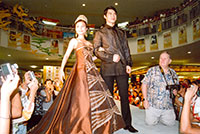 Jon Avila walks with Miss Dinagyang 2008 Venna Ardales.