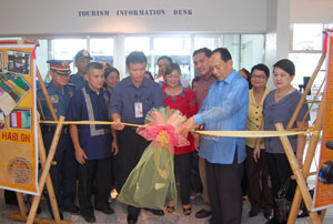 Iloilo Governor Niel Tupas Sr. (3rd from right) assisted by Airport Manager Efren Nagrama cuts the ribbon to officially open the Tourism Information Desk at the Iloilo Airport yesterday. 