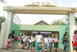 School children at Iloilo Central Elementary School in Gen. Luna Street excitingly enter the school to attend their first day of classes.