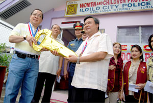Department of Interior and Local Government (DILG) Sec. Ronaldo Puno and Iloilo City Mayor Jerry Treñas hold the symbolic key.