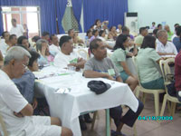The participants attentively listen to the forum.