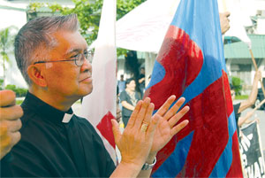 Jaro Archbishop and CBCP president Msgr. Angel Lagdameo joins the crowd gathered at the Iloilo Provincial Capitol