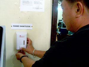 As a precautionary measure against the spread of A(H1N1) virus, the city government placed a hand sanitizer.