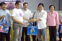 Bong sanchez recives a nebulizer kit from Director Ray Roquero. Mayor Rony Molina, SP Errol Santillan and Conrado Pet look on.