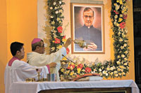 Most Rev. Gerardo Alminaza, Auxiliary Bishop of Jaro, incenses the altar with the image of St. Josemaria Escriva, priest and founder of Opus Dei, in the background.