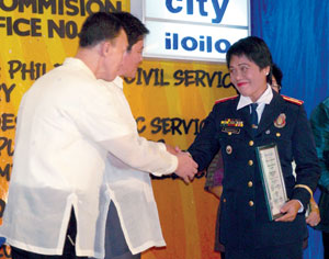 Civil Service Commission Regional Dir. Rodolfo Encajonado (center) and Asst. Regional Dir. Atty. Raymund Gonzales congratulates PS/Insp. Lourdes S. Banzuelo