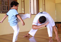 Baby Capoeiristas battle it out with Professor Sapo.