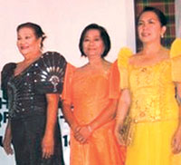 Mayor Julieta Flores (3rd from left) with the other members of the Rigodon Group-a.
