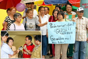 Retired and active government employees stage a rally in front of the GSIS Iloilo office in Iznart Street.