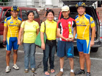 Mike Yusay (right) of Med Trek and Jocelyn Sarnicula of the Provincial Tourism Office award a trophy to the youngest fun rider–Marc Kisch Cordero (2nd from right) of Trinity Christian School.
