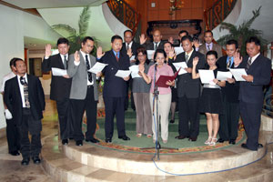 President Gloria Macapagal Arroyo inducts into office the Board and Officers of the Philippine Tri-Media Multipurpose Cooperative (PTMC)