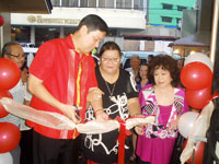 Vice Mayor Jed Mabilog, Mel Varca and Linda Hoblitzell during the ribbon cutting ceremony.