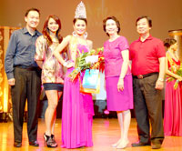 Kristel Empeno with Cosmetique Asia COO Janssen Co, Silka celebrity endorser Iya Villania, CFO Juanita Co and President/CEO Alex Co.