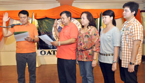 Nacionalista Party (NP) president and 2010 standard bearer Senator Manny Villar swears in Iloilo City Mayor Jerry Treñas