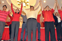 Liberal Party chair Senator Franklin Drilon raises the hands of candidates under what he called the “unity ticket” led by mayoralty bet Vice Mayor Jed Patrick Mabilog and vice mayoralty bet City Councilor Julienne Baronda after the oath taking ceremony yesterday.