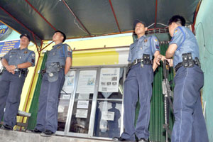 Policemen secure the perimeter of Provincial Comelec office in Burgos St., La Paz, Iloilo City