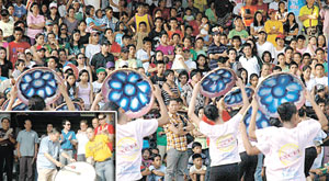 Mayor Jerry Treñas leads the drum beat to start the opening salvo of the Dinagyang Festival