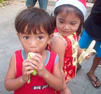 Baby boy Jongjong and Baby Sophia join the banana-eating contest.