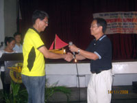 Dr. Funtecha (right) hands out a symbolic baroto.