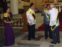 Oscar Hilado, chairman of Phinma, Inc. puts the presidential medallion on UI-PEN President Dr. Chito Salazar while Johnny Hernandez, president and general manager and Jeanette Fabul, look on.