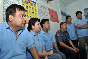 Iloilo City Mayor Jerry Treñas accompanies his children at the La Paz police station