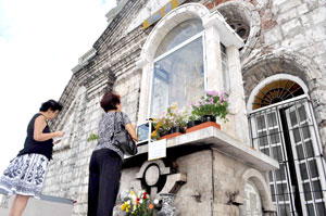 Devotees offer prayers and flowers to Nuestra Señora de la Candelaria