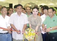 The ribbon cutting ceremony. Tito Nobeza, Mayor Matt Palabrica, Gigy Sy, Caloy Garcia and Dr. Vic Pido.