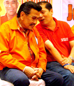 Vice Mayor Jed Patrick Mabilog appears to be whispering something to former president Joseph “Erap” Estrada during the latter's political sortie at Amigo Hotel yesterday.