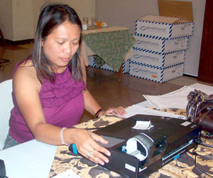 A teacher in Northern Negros try the Precinct Count Optical Scan during training at the Bacolod Pavillion Resort.
