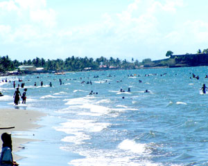 People try to stave off the heat of the summer sun by dipping on the beach like in the above photo taken in Roxas City. 