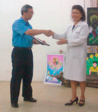 Dr. Ellamae Sorongon Divinagracia handing the certificate to Dr. Jodor Lim, PHICS Council of Advisers