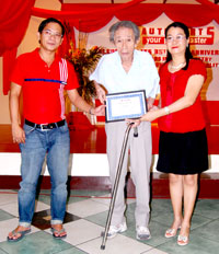 3B Tanza Branch Manager Ivan Harder and Admin Officer Cherry Geromiano with Mr. Pepe Ong, Iloilo 3B’s pioneer employee accepting the Merit Award.