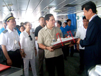 DMU President Dr. Wang Zuwen gives City Mayor-elect Jed Patrick Mabilog a souvenir replica of DMU’s training ship Yukun.
