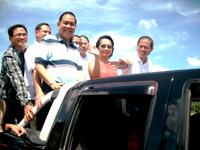 Mayor Orosco and Vice Mayor Ralph Odrunia, M.D, offer flowers at the Jose Rizal Monument.