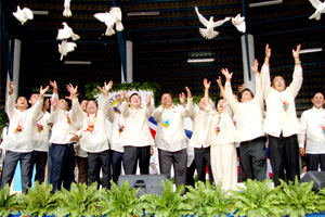 Newly-inducted city officials together with Senator Franklin Drilon release white doves