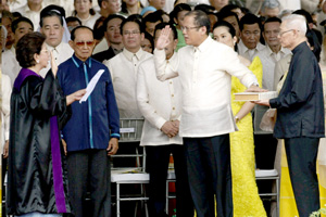 President Benigno Simeon “Noynoy” Aquino III takes his oath before Supreme Court Associate Justice Conchita Carpio-Morales