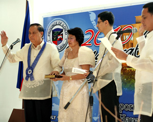 Iloilo Gov. Arthur Defensor Sr. (left) takes his oath of office before his son, Third District Rep. Arthur Defensor Jr.