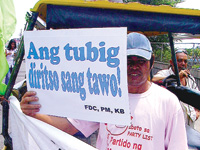 Members of FDC-Iloilo and its allied groups hold a picket to protest the privatization of the Metro Iloilo Water District.